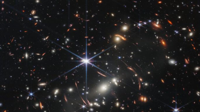 Belleza galáctica: la NASA revela en una fotografía “la luz más antigua” del universo