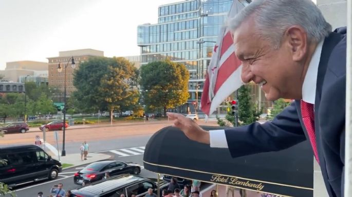 AMLO reparte saludos, aplausos y besos desde la ventana de su hotel en Washington (Video)