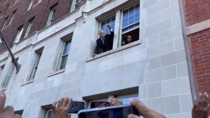 AMLO saluda a simpatizantes que le llevaron serenata al Hotel Lombardy (Video)