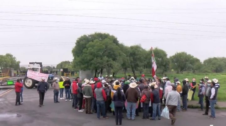 Agricultores bloquean la Toluca-Atlacomulco para exigir el retiro de Bionatur, empresa de Carlos Peralta