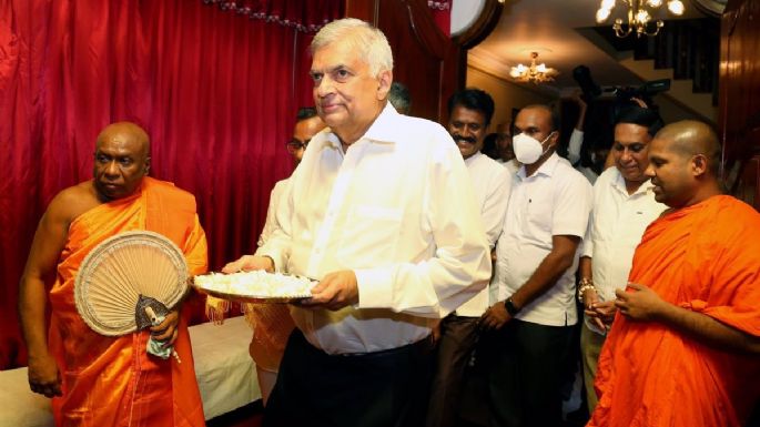 El primer ministro de Sri Lanka toma posesión como presidente interino tras la dimisión de Rajapaksa