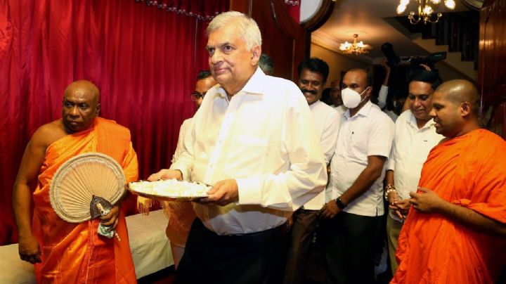 El primer ministro de Sri Lanka toma posesión como presidente interino tras la dimisión de Rajapaksa