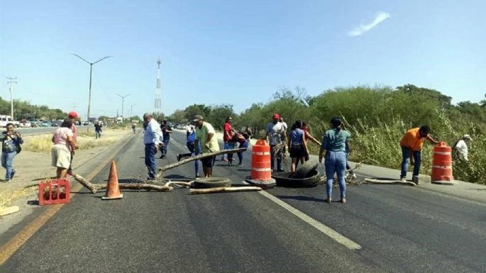 Bloquean la Carretera Nacional en Nuevo León por falta de agua