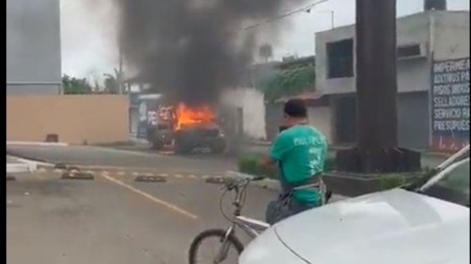 Hombres armados bloquean carreteras y queman vehículos en Uruapan, Michoacán