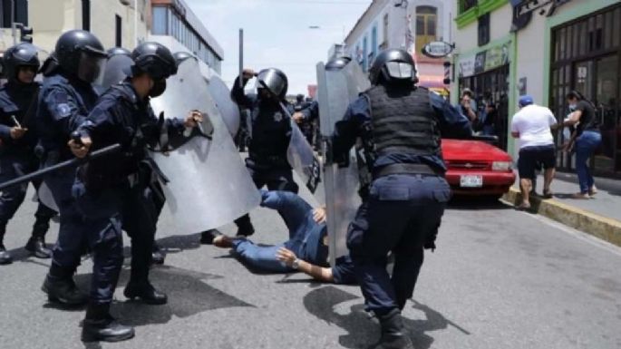 Maestros de Tabasco son golpeados y reprimidos por policías antimotines