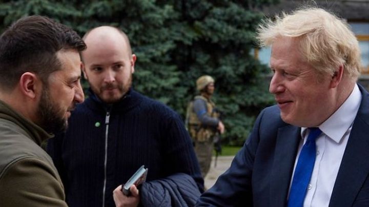 Boris Johnson garantiza a Zelenski que Londres no cejará en su apoyo a Ucrania sin importar quién le suceda