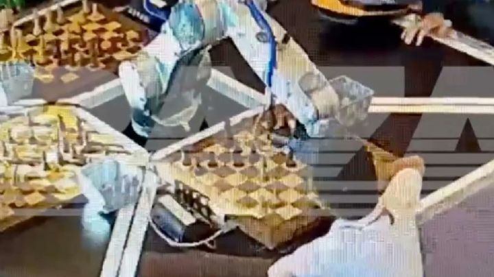 Un robot le rompe el dedo a un niño durante un torneo de ajedrez en Moscú (Video)
