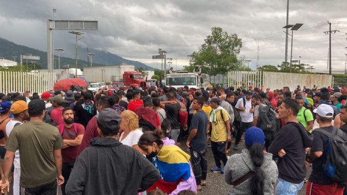 “¡Queremos el permiso!”: migrantes chocan con la Guardia Nacional en aduana de Huixtla, Chiapas