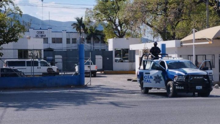 Presuntos sicarios balean la fachada del penal de Ciudad Victoria y queman el auto en que huyeron