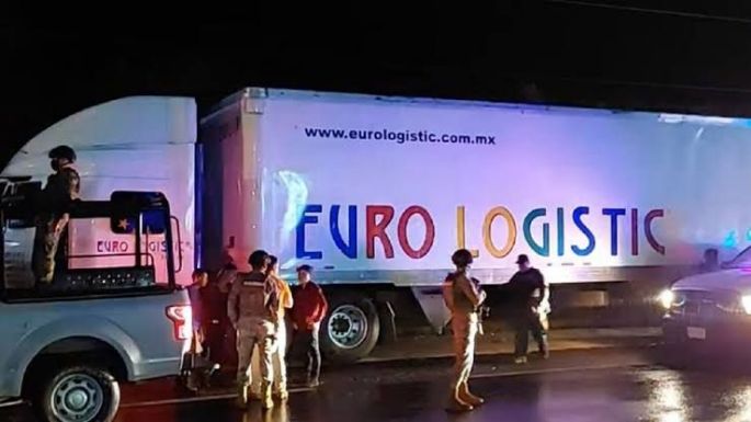 Localizan a 94 migrantes en un tráiler abandonado en Veracruz