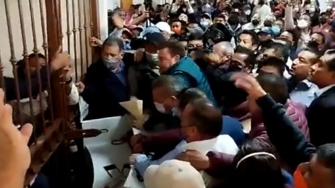 Burócratas retienen y golpean al alcalde de San Cristóbal de Las Casas (Video)