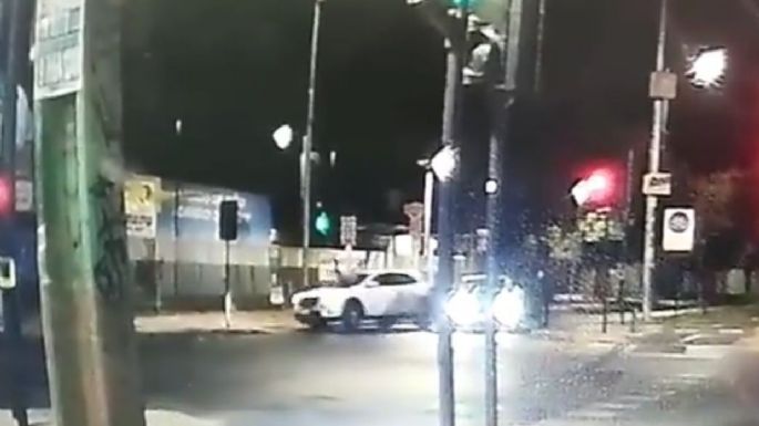 Mujer embiste con su camioneta a ladrón en Chile y video se viraliza