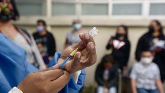 Niño se forma a las 3 de la mañana para recibir vacuna contra covid-19 en Tamaulipas