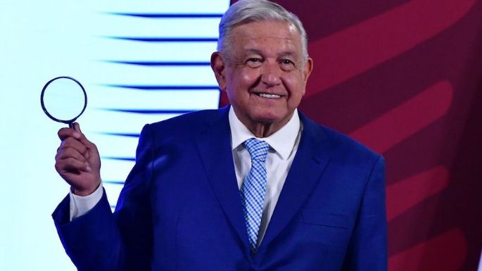 AMLO usa una lupa en la mañanera y Beatriz Gutiérrez Müller explica la razón