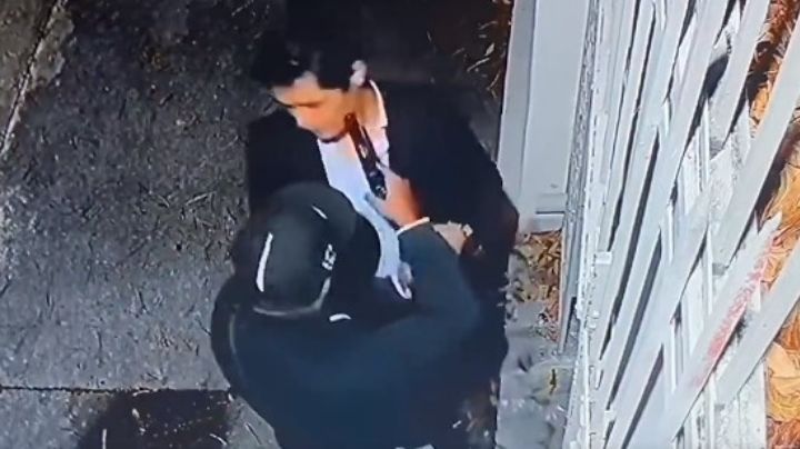 En 30 segundos, dos sujetos asaltan a pareja afuera de una casa de la colonia Roma (Video)