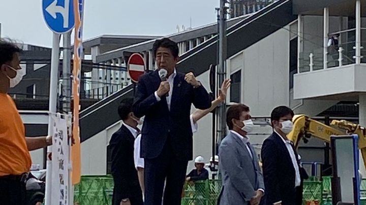 El exprimer ministro japonés Shinzo Abe colapsa mientras daba un discurso; se escuchan disparos