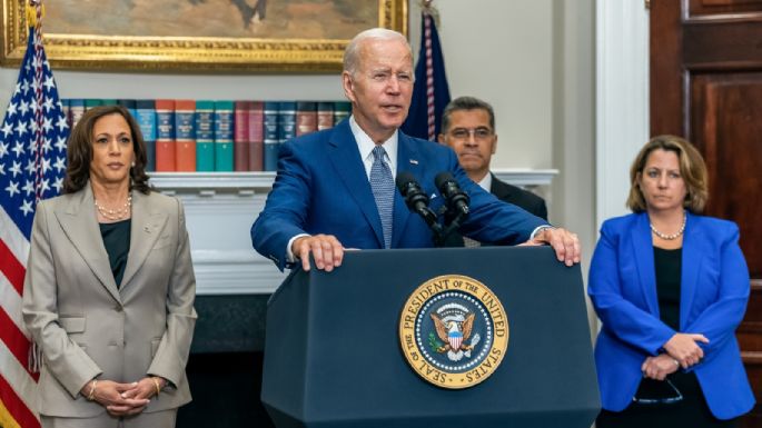 Biden firma una orden ejecutiva para reforzar el acceso al aborto en EU