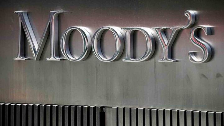 Moody’s baja la calificación de México, pero mejora la perspectiva a estable