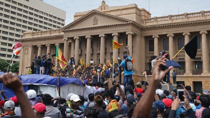 Manifestantes prenden fuego a la residencia del ex primer ministro de Sri Lanka