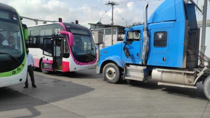 Tráiler invade carril exclusivo y choca contra Mexibús; hubo 4 heridos