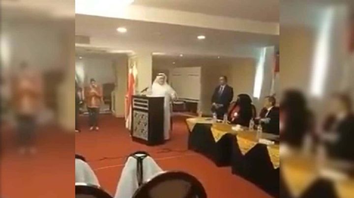 Embajador saudí Muhammad Al-Qahtani muere mientras daba un discurso (Video)