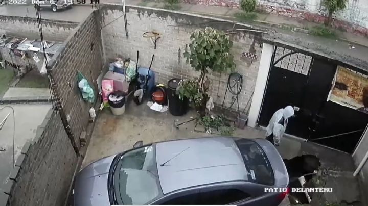 Captan caída de un hombre en socavón que se formó en su casa en Valle de Chalco (Video)