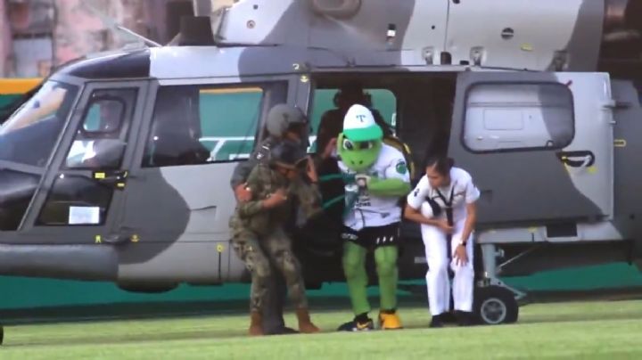 Usan helicóptero de la Marina para trasladar a “Pochi”, mascota de los Olmecas de Tabasco (Video)