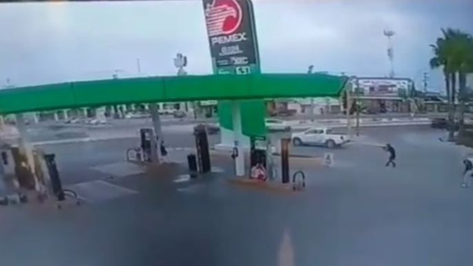 Con fusiles de asalto, tres sujetos atacan a despachador de gasolinera de Ciudad Juárez (Video)