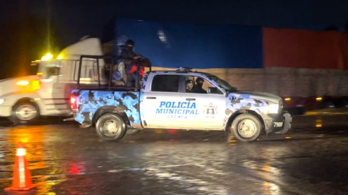 Policías municipales de Celaya golpean y someten a reporteros