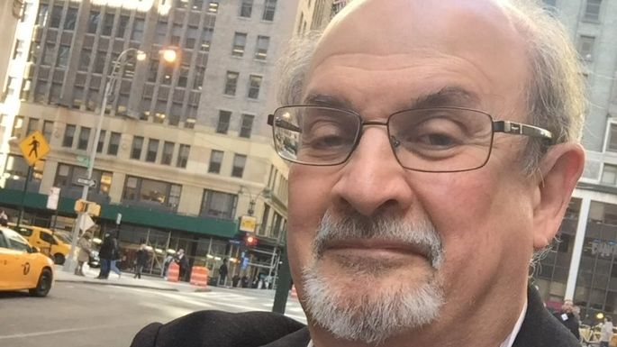 Salman Rushdie evoluciona favorablemente pero todavía sigue en estado grave