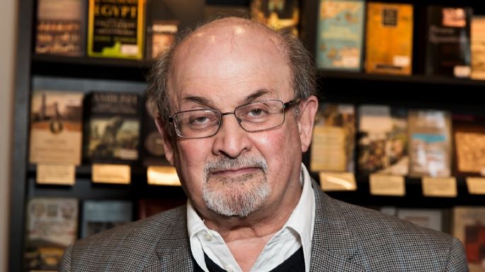 Salman Rushdie está en camino a la recuperación, dice agente