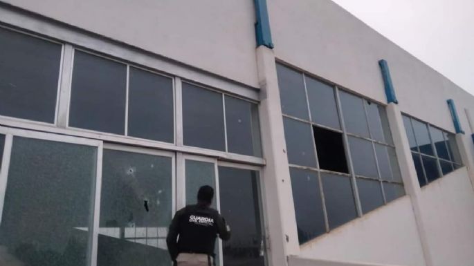 SLP: Atacan comandancia de Moctezuma, incendian vehículos y secuestran a 4 policías