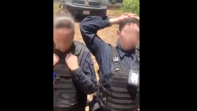 Someten e interrogan a policías municipales de Jalisco sobre el CJNG (Video)