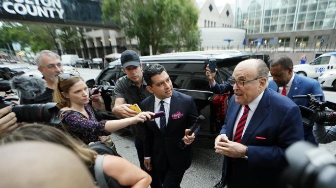 Giuliani comparece en pesquisa sobre elecciones en Estados Unidos