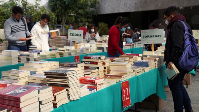 Tras dos años de ausencia, regresó la venta especial de libros de El Colegio de México