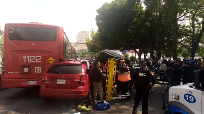 Choque entre el Metrobús y varios vehículos en Insurgentes Norte deja siete heridos (Video)