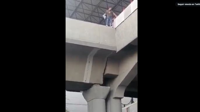 Hombre se lanza desde estación del metro en Monterrey y cae sobre un auto