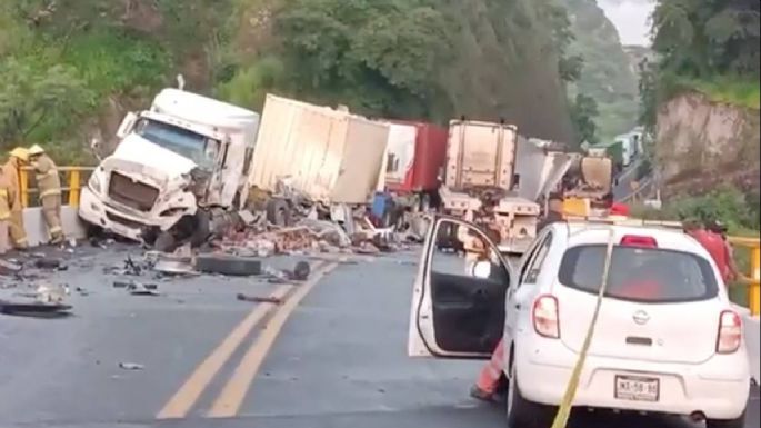 Chocan seis tráileres en la autopista Guadalajara-Colima; un muerto