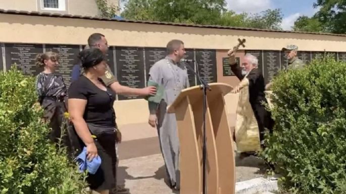 Sacerdote ruso ataca con un crucifijo a cura ucraniano durante un funeral y video se viraliza