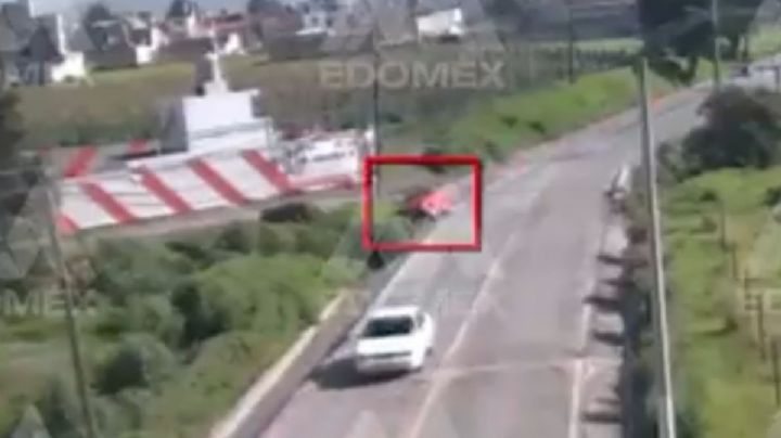 Captan cómo un automóvil se desvía y termina volcado en una zanja en Toluca (Video)