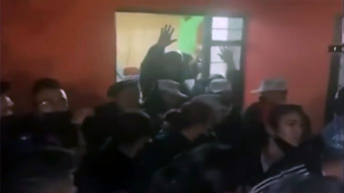 Intentan linchar a sacerdote en Xochimilco; lo acusan de cancelar la feria del pueblo (Videos)