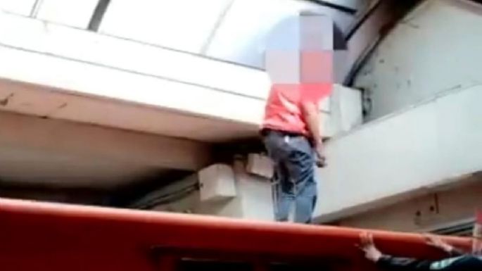 Policías persiguen a un hombre que caminaba en el techo de un vagón del Metro en Indios Verdes