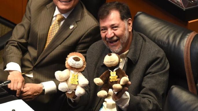 "Mis nahuales": Fernández Noroña lleva muñecos de un chango y un león a la sesión de la Permanente