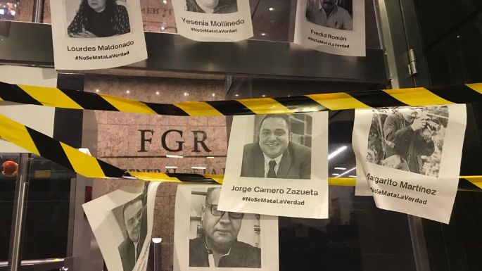 Realizan clausura simbólica de la FGR en protesta por los asesinatos de periodistas (Video)