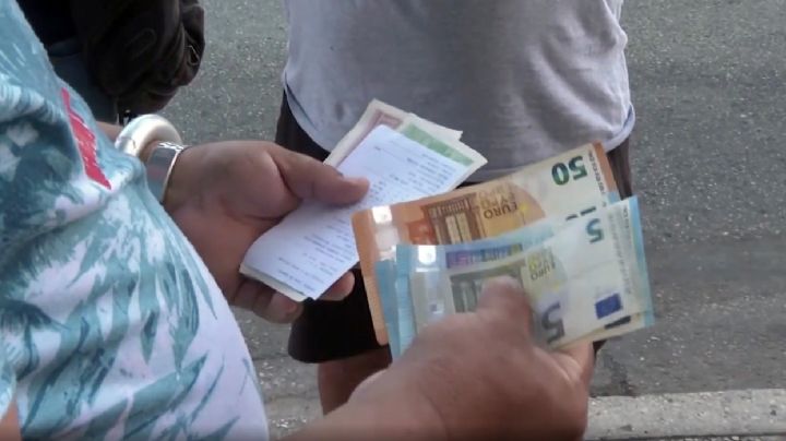 Cubanos salen a comprar dólares tras permiso de gobierno