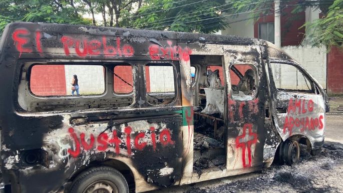 Tras volcadura de combi que dejó dos muertos, pobladores queman unidad en Tuxtla Gutiérrez