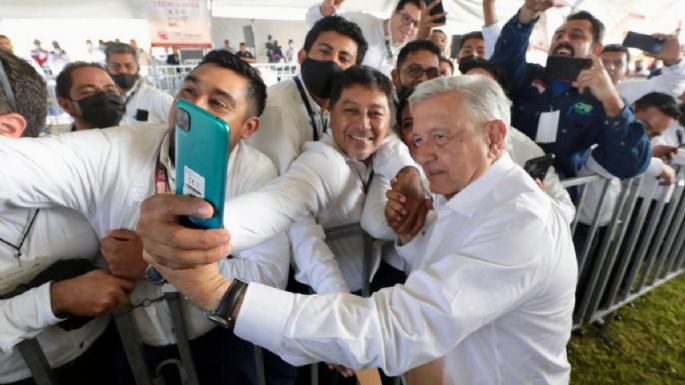 AMLO reta a empleados de CFE: instalar 2 mil 800 antenas es como hacer “tamalitos de chipilín”