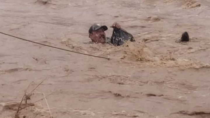 Vaqueros "lazan" a hombre arrastrado por la corriente del río en Cumpas, Sonora (Video)