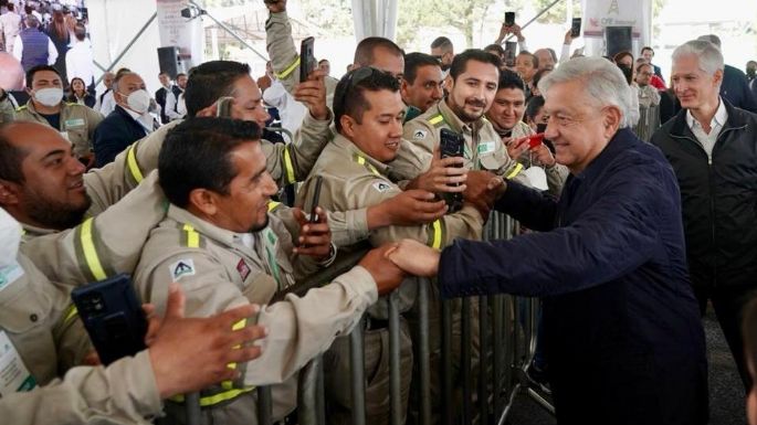 AMLO ofrece aumento salarial a trabajadores de CFE tras posibilitar Bancos de Bienestar e internet