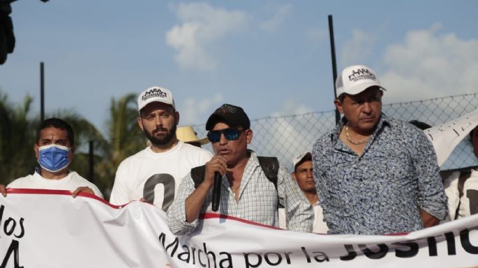 Cinco padres de normalistas acuden a marcha en favor de José Luis Abarca: "no es el culpable"